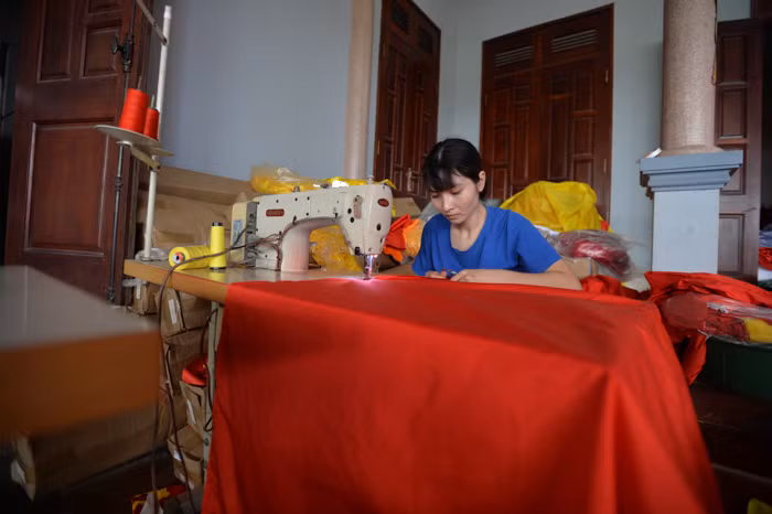 Hộ gia đình của anh Phục chủ yếu là cờ in, cờ cắt may, cho sản lượng lớn, giá thành hợp lý.