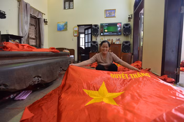 Những lá cờ thêu mang theo sự yêu nghề, tình yêu đất nước đong đầy cùng với đó là lòng tự hào của người dân làng Từ Vân.