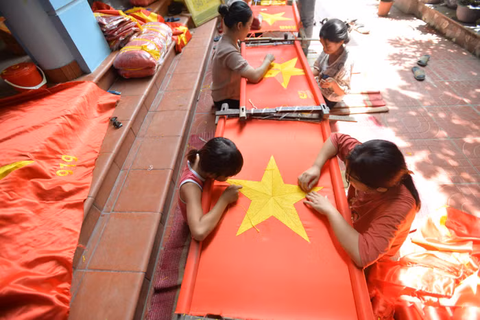 Theo các cụ cao niên trong làng, từ thế kỷ 16, làng Từ Vân đã nổi tiếng trong và cả ngoài nước bởi các sản phẩm thêu, dệt truyền thống. Thời đó, không ít người làng Từ Vân lên Hà Nội mở cửa hàng bán các sản phẩm thêu truyền thống. Vì vậy, để chuẩn bị cho ngày tổng khởi nghĩa tháng 8/1945, Ủy ban kháng chiến mời các thợ may, nghệ nhân của làng Từ Vân thêu, làm cờ Tổ quốc chuẩn bị cho khởi nghĩa.