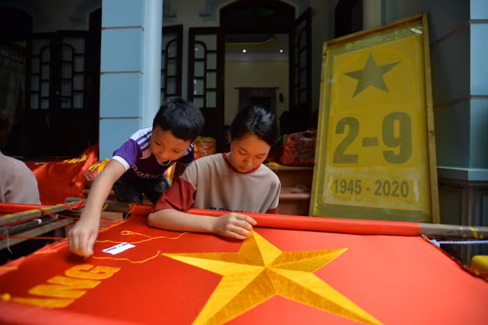 Sản phẩm cờ của làng Từ Vân không chỉ cung cấp cho hầu hết các cửa hàng ở Hà Nội mà còn xuất đi nhiều địa phương trên cả nước với số lượng lớn.