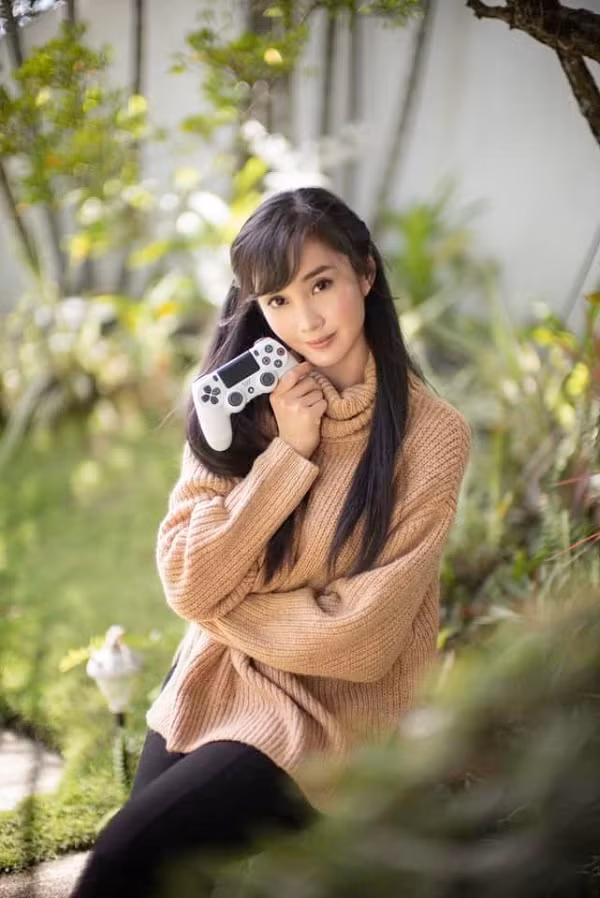 Khả năng chơi game tốt, lượng người xem khổng lồ, lại là một cô gái xinh đẹp và đa tài, không khó hiểu khi Alodia Gosiengfiao lại nhận được lời mời trực tiếp của Riot để tham gia Alpha Test LMHT: Tốc Chiến.