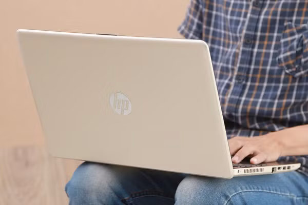 Với vi xử lý Intel Core i3 thế hệ 6, ổ cứng đến 500GB và chạy Windows 10, mẫu laptop này phù hợp với giáo viên, kế toán hay nhân viên văn phòng để học tập, giải trí nhẹ nhàng. Ảnh: thegioididong.vn