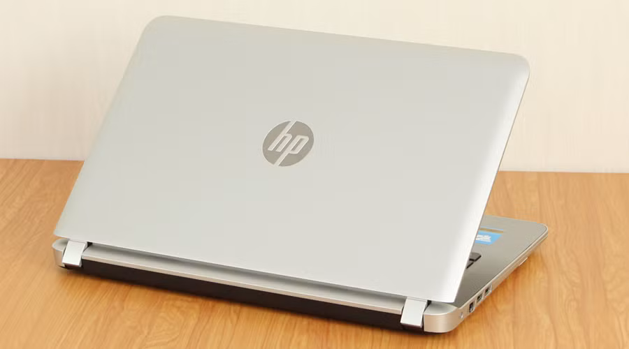  Laptop HP 15 bs572TU (khoảng 10,7 triệu đồng): Thuộc dòng laptop giá rẻ, cấu hình tốt, HP 15 bs572TU sở hữu những tính năng cơ bản của HP, cấu hình tốt, nổi bật là màn hình 15.6 inch sắc nét. Máy sử dụng vỏ nhựa màu vàng đồng hiện đại và chỉ nặng dưới 2kg giúp bạn thuận tiện khi di chuyển. Ảnh: thegioididong.vn