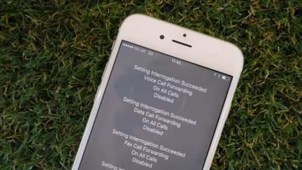 Chặn các cuộc gọi đến. iPhone cho phép người dùng chuyển tất cả các cuộc gọi đến sang chế độ hộp thư thoại bằng cách nhất *#21#. Đây rõ ràng là một cách tuyệt vời để bạn có thể tận hưởng ngày nghỉ một cách trọn vẹn hoặc tập trung làm một điều gì đó. Chỉ có điều hãy nhớ tắt chế độ này khi sẵn sàng nghe máy trở lại bằng cách cũng nhấn *#21# và nhấn gọi nhé!