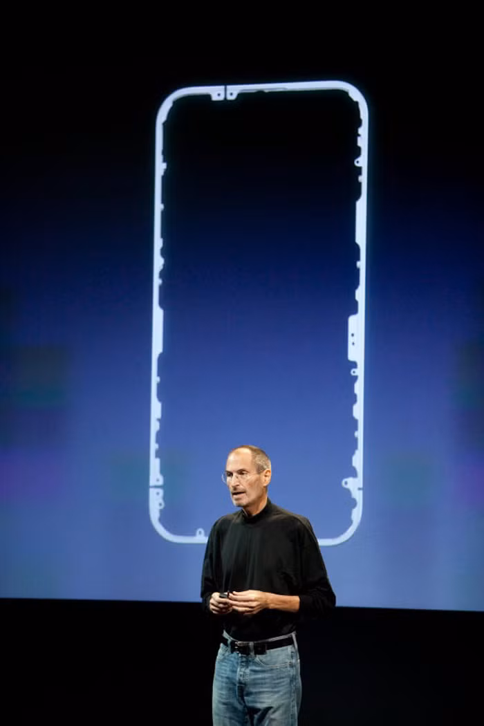 Rõ ràng ban đầu Apple không thừa nhận lỗi, thậm chí đổ cho người dùng khi Steve Jobs nói người dùng cầm sai cách nên mới gây ra hiện tượng đó. Tuy nhiên, ngay từ thời điểm phát triển, chuyên gia về ăng-ten của Apple khi đó là Ruben Caballero đã cảnh báo quản lý về điều này nhưng bị lờ đi.