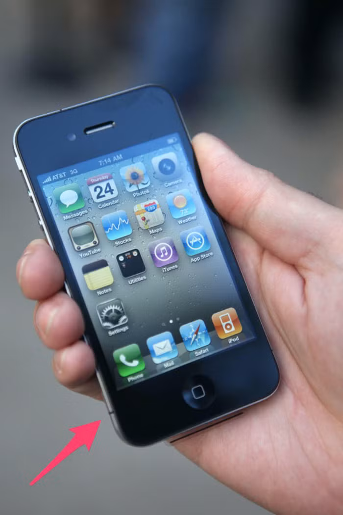 Nhằm giảm tối đa độ dày cho máy, Apple buộc phải bố trí ăng-ten xung quanh viền máy. iPhone 4 có đường ăng-ten ở góc dưới bên trái và khi người dùng để tay vào vị trí đó, sóng lập tức bị giảm đi. Ở lần giải thích tiếp theo, Apple nói họ tính toán sai cách phần mềm hiển thị sóng ở cột sóng, tức là iPhone 4 luôn hiển thị vạch sóng cao hơn 2 vạch so với tiêu chuẩn, bản cập nhật phần mềm sẽ giải quyết vấn đề.