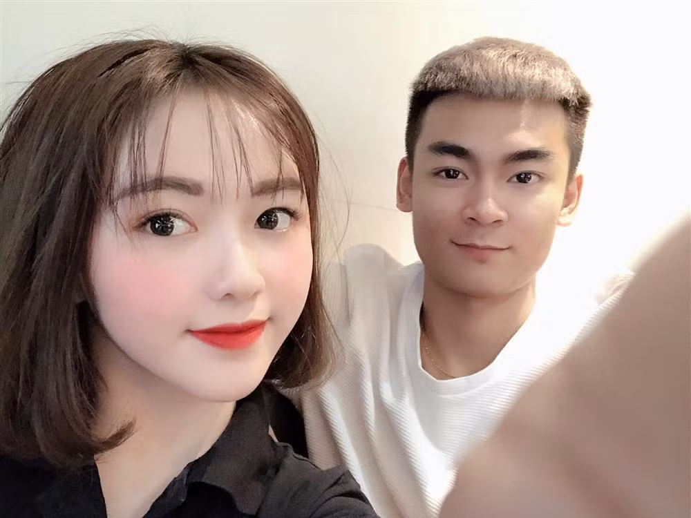 Streamer Quang Cuốn có một người cháu gái tên là Hà Phương. Cô nàng nổi tiếng không hề kém cạnh ông chú của mình, cô bạn này cũng đã thu hút cả trăm nghìn người theo dõi trên mạng xã hội.