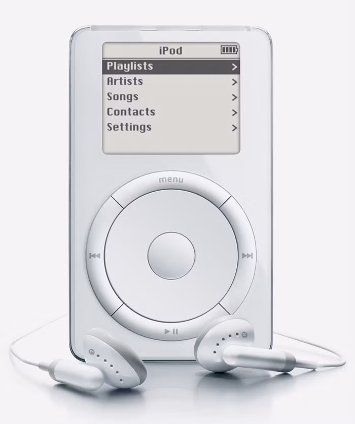 Thế hệ iPod đầu tiên được ra mắt nào năm 2001 chỉ có chức năng chứa và phát các bài nhạc. Bên cạnh đó, iPod đời đầu cũng không có loa ngoài, chỉ có thể dùng tai nghe, còn màn hình thì đơn sắc và không có chức năng cảm ứng. iPod đời đầu tiên cũng không thể kết nối Internet, không có iTunes (vì năm 2003 Apple mới ra mắt iTunes) nên người dùng chỉ có thể cắm dây cáp vào máy tính để chép nhạc.