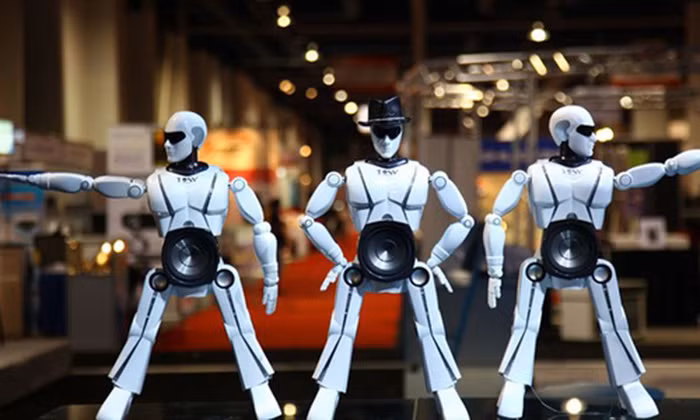 Năm 2012, công ty Tosy giới thiệu đến triển lãm CES tại Mỹ mẫu robot biết nhún nhảy theo điệu nhạc mang tên mRobo. Đáng ngạc nhiên hơn, mRobo đã xuất hiện cùng nam ca sĩ Justin Bieber, và hình ảnh này ngay lập tức được đăng tải hàng loạt trên các đầu báo lớn của Mỹ như CNN, CNET, The Washington Post, The USA Today... Hiện tại, công ty Tosy vẫn là nguồn cung cấp robot và các đồ chơi công nghệ cao cho các thị trường ngoài nước.