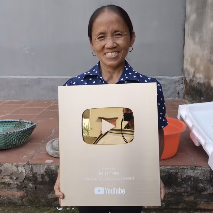 Nhiều người cho rằng vì những lùm xùm của con trai mình sau 2 án phạt của Hưng Vlog, kênh YouTube của bà Tân mới bị tuột view thê thảm vậy.