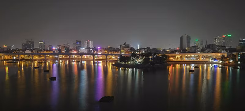 Một góc khác của hồ Hoàng Cầu được chụp bằng Huawei P9 thời điểm tối muộn. Các chi tiết hình ảnh, xử lý sáng, màu sắc vẫn rất đẹp.