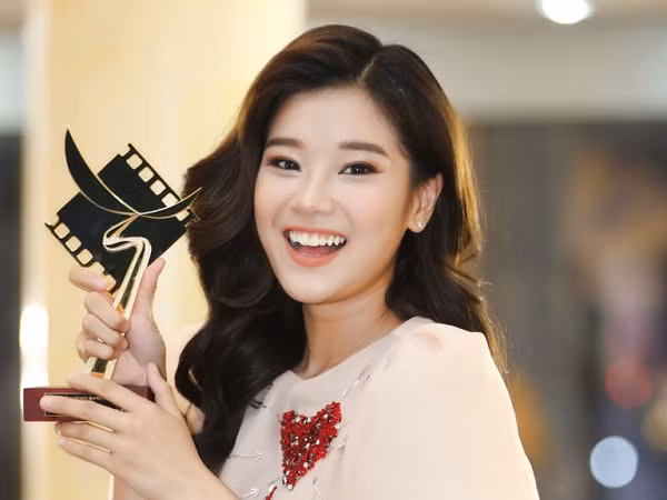Gây ấn tượng với người hâm mộ nhờ giọng hát ngọt ngào cao vút, thành công khi thử sức sang lĩnh vực điện ảnh, cô nàng Hoàng Yến Chibi đằng sau ánh đèn sân khấu lại là người khá mê game.
