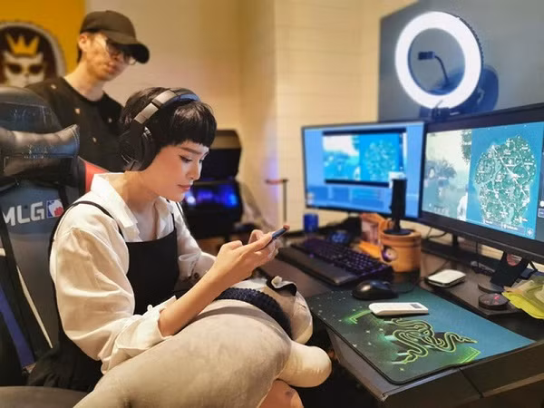 Nữ ca sĩ xinh đẹp Hiền Hồ từng "làm mưa làm gió" cộng đồng game thủ khi xuất hiện trên video game của streamer đình đám ViruSs. Không ít lần Hiền Hồ khiến nam streamer cảm thấy thú vị trước kỹ năng, cách xử lý tình huống khi gặp kẻ địch trong game của mình.