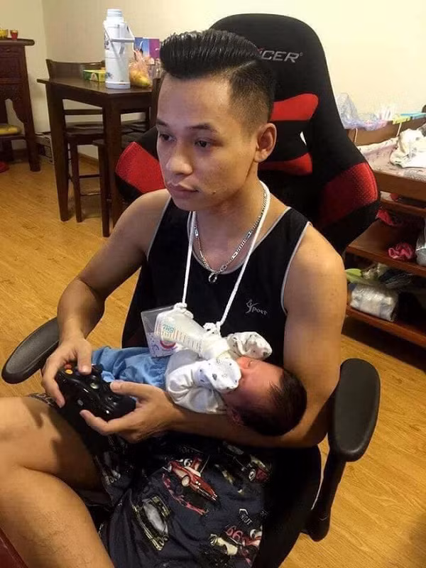 Là streamer Việt nổi tiếng với kênh YouTube hơn 2,66 triệu người theo dõi, Độ Mixi còn là một ông bố hai con hết sức đảm đang. Bởi vậy chiếc áo ba lỗ, quần đùi như trở thành hình ảnh quen thuộc của anh.