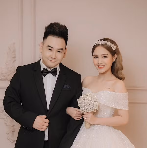 Và đây là hình ảnh soái ca Xemesis khi khoác lên mình bộ vest đen sang trọng, bên cạnh cô dâu hotgirl Xoài Non xinh đẹp.