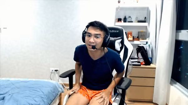 Xuề xòa, đơn giản và đôi khi có phần... luộm thuộm đã trở thành "thương hiệu" của streamer triệu view Pewpew. Anh thường xuyên xuất hiện cùng trang phục áo phông quần đùi trong những lần lên sóng stream.