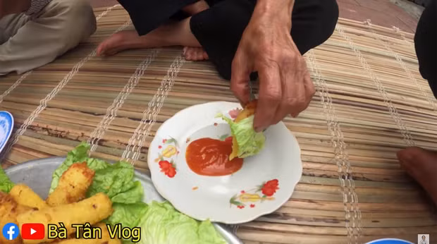 Hiện tại, dân tình vẫn bàn luận không ngớt về câu chuyện vệ sinh an toàn thực phẩm trong các video của bà Tân.