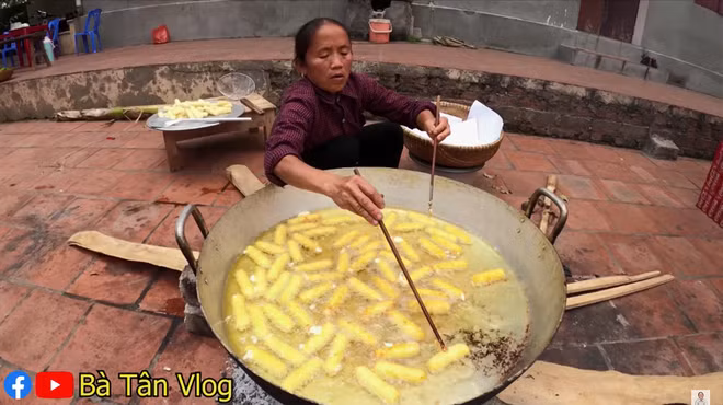 Bên dưới clip, ngoài những bình luận khen món ăn ngon, màu sắc bắt mắt thì cũng có không ít người nhắc nhở bà Tân nên đeo găng tay, khẩu trang vì đang trong mùa dịch.