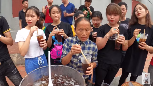 Sau khi nước bí đao được bà lọc sạch sẽ, đổ đá vào múc ra mời các cháu hàng xóm uống thử như mọi khi.