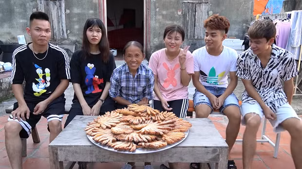 Điều này cũng khiến nhiều cư dân mạng đặt những dấu hỏi lớn về độ vệ sinh của những chiếc bánh.