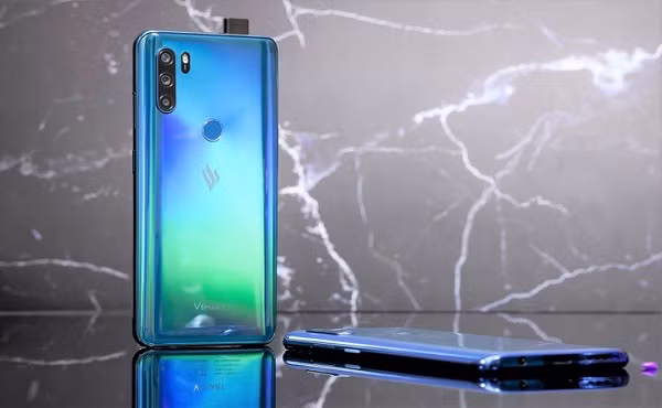Phiên bản Active 3 ra mắt từ tháng 1/2020 với mức giá 4,5 - 5 triệu đồng. Điểm khác biệt lớn nhất ở dòng điện thoại này so với những người anh em đó là camera selfie thụt thò, cũng nhờ đó mà Active 3 trở thành chiếc điện thoại có màn hình tràn viền cả 4 cạnh.