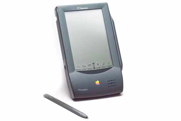 Vào năm 1993, Apple lần đầu tung ra trợ lý kỹ thuật số cá nhân Newton. Sản phẩm được Apple kỳ vọng sẽ khởi động một cuộc cách mạng trong lĩnh vực thiết bị công nghệ cầm tay. Newton có sở hữu chức năng viết tay cải tiến, và người dùng có thể viết lên các màn hình thiết bị bằng bút trâm. Tuy nhiên, chiếc máy tính bảng đầu tiên này thất bại vì tuổi thọ pin quá ngắn và màn hình rất khó nhìn. Chức năng nhận diện chữ viết của Newton cũng rất tệ.