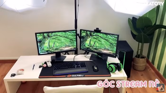 Căn phòng stream với tông màu chủ đạo là xanh lá cây, rất bắt mắt và theo như chia sẻ của Linh Ngọc Đàm, cô rất thích thiết kế của nó.