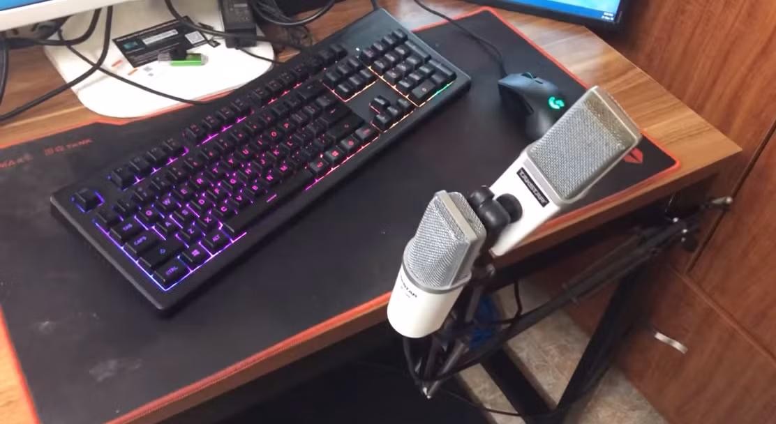 Chàng streamer còn phải sử dụng tới 2 cái micro để có thể vừa livestream trên nhiều nền tảng khác nhau, cùng với đó, anh sẽ sử dụng thêm một 1 PC khủng và một chiếc laptop để thực hiện công việc đó.