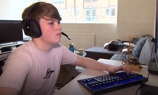Mongraal từng vướng phải scandal gian lận game trong khi đang stream. Những người không ủng hộ game thủ trẻ tuổi này thì một mực cho rằng họ đã thấy anh nhận được những sự trợ giúp không hợp lệ khi chơi trên sóng stream, ngược lại fan thì một mực bênh vực Mongraal.