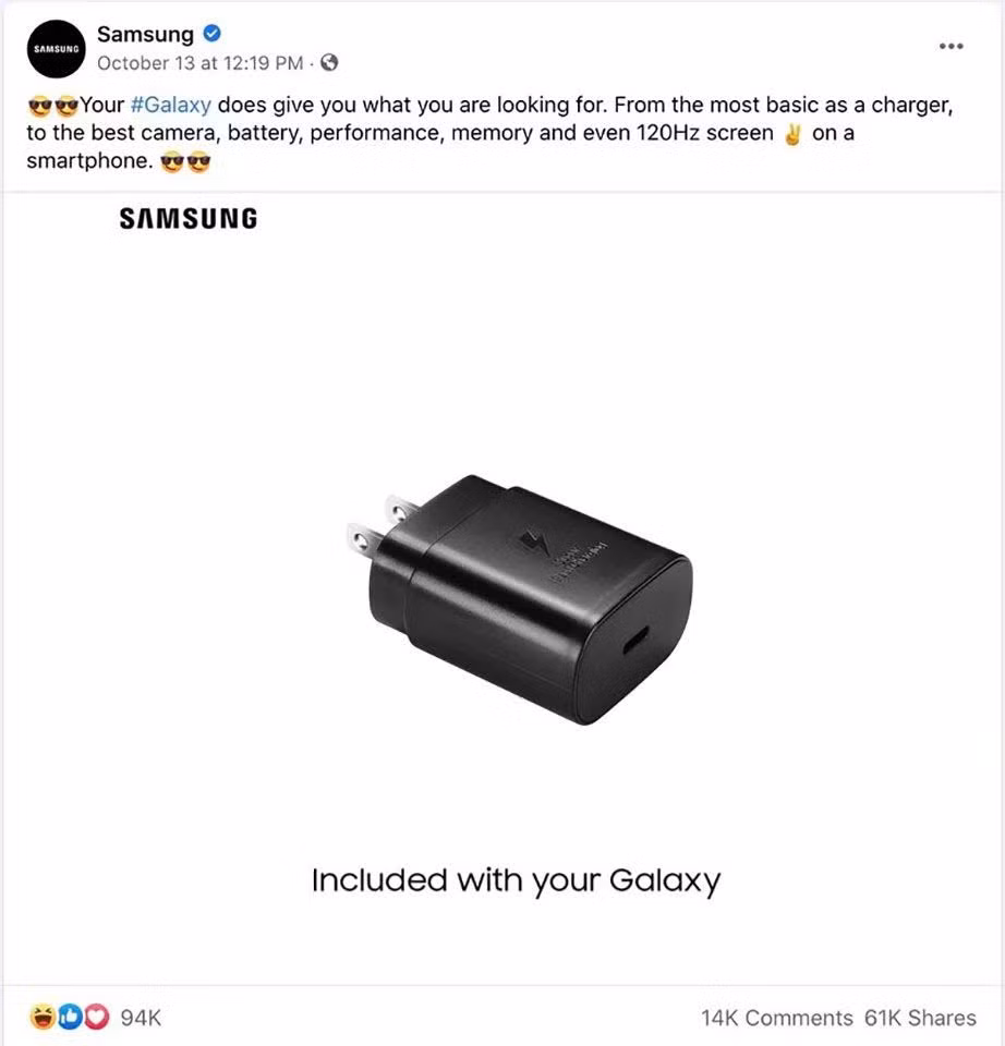 Samsung cũng có động thái cà khịa siêu mạnh với việc đưa hình củ sạc kèm với dòng chữ đã "bao gồm ở trong hộp đựng chiếc Galaxy của bạn".