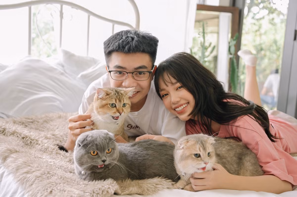 Nhiều người cho rằng cả Bụt và Linh Ngọc Đàm đều còn dành cho nhau khá nhiều tình cảm. Cách họ vui vẻ ở cạnh người mình từng thương khiến dân tình không ngừng "đẩy thuyền" để cả hai quay lại.