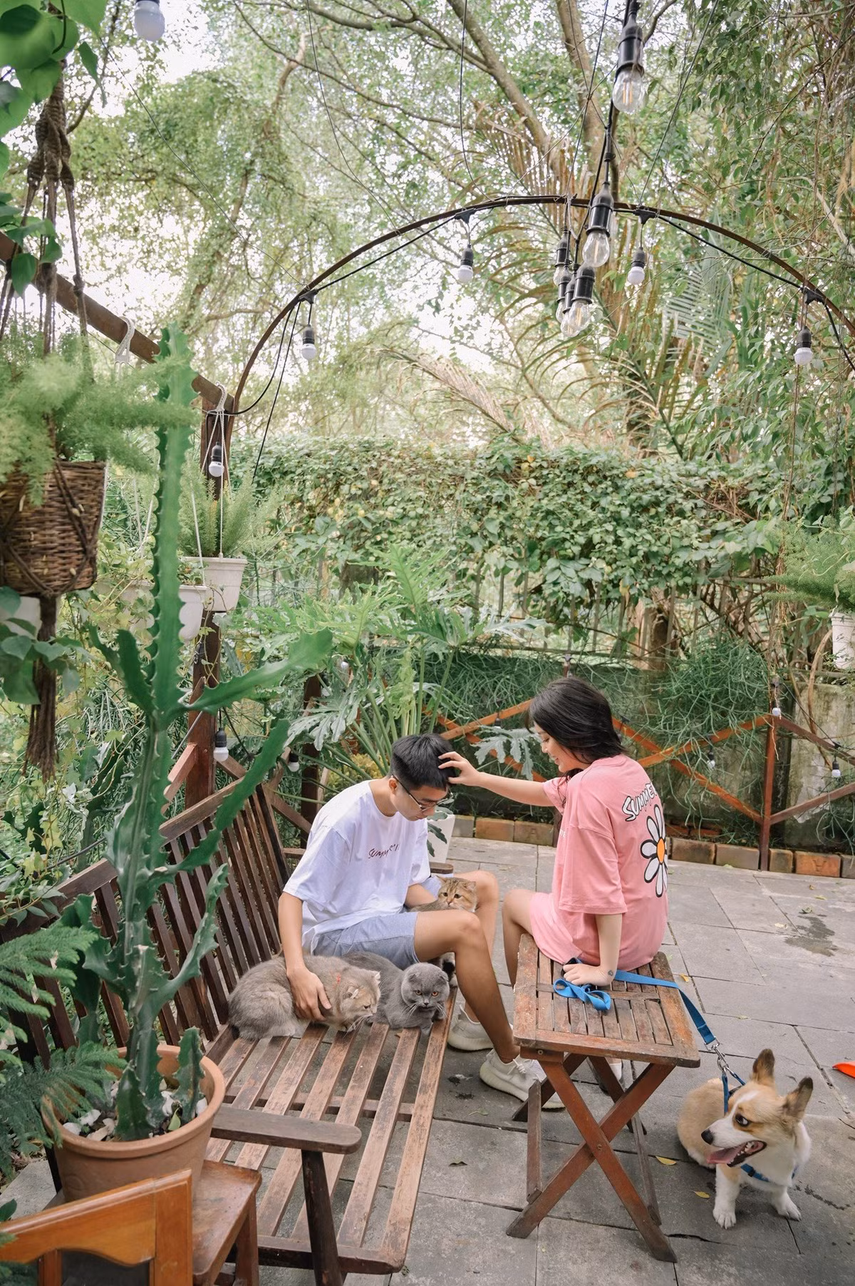 Cô nàng này có đến 800 ngàn người theo dõi trên Facebook, 1,3 triệu người subscribe trên YouTube và hơn 730 ngàn người follow trên Instagram.