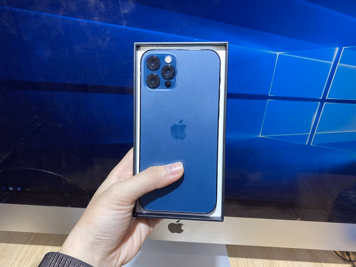 Vậy có nên nâng cấp lên iPhone 12 không đó còn phụ thuộc vào mẫu iPhone bạn đang sử dụng. Nếu bạn có một mẫu iPhone 11, bạn chắc chắn không cần phải nâng cấp lên iPhone 12. Sự nâng cấp chưa quá nhiều và iPhone 11 vẫn còn rất ngon ở thời điểm này.
