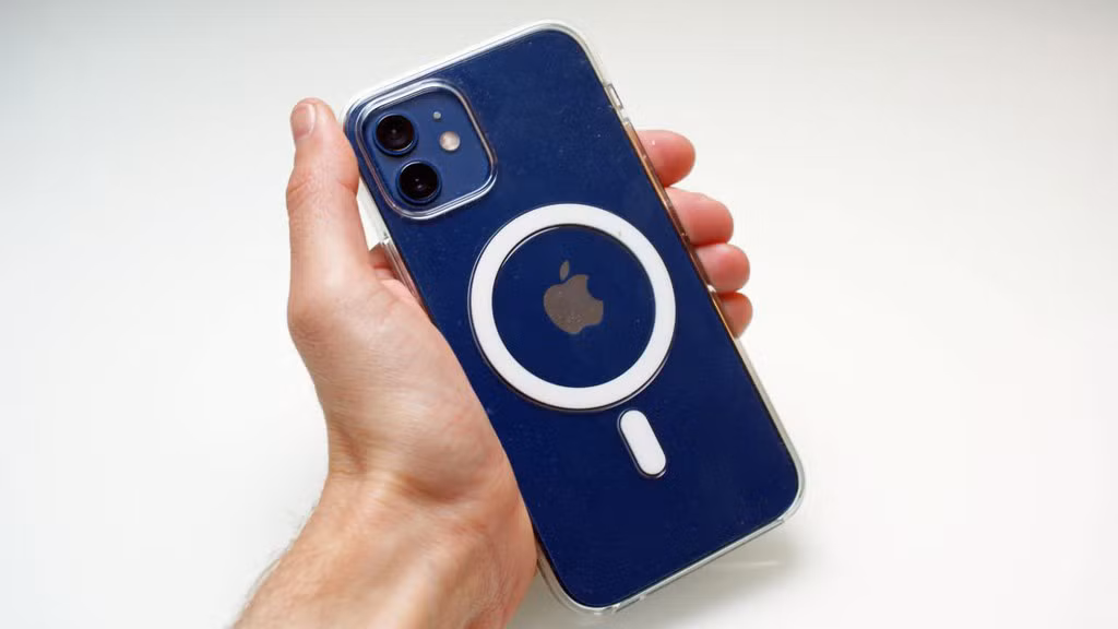 Nếu đang phân vân không biết nên mua iPhone 12 hay đợi iPhone 13, đừng đưa ra quyết định dựa trên 5G. IPhone 13 cũng sẽ cung cấp hỗ trợ 5G và khi đó, mạng 5G sẽ phổ biến hơn nữa. Điều này cũng đúng với MagSafe. Sự xuất hiện của nó trên iPhone 12 chỉ là sự khởi đầu của một hệ sinh thái phụ kiện mới. Hiện tại, các nhà sản xuất phụ kiện vẫn đang tìm cách tận dụng MagSafe và trong một hoặc hai năm nữa, hệ sinh thái đó có thể sẽ hấp dẫn hơn rất nhiều.