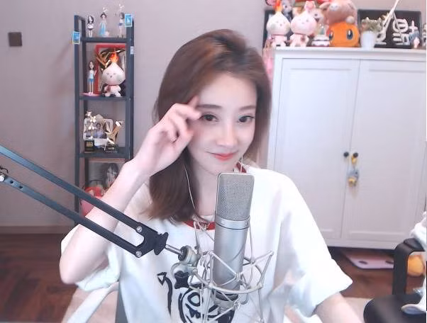 Dù chỉ gia nhập vào làng game và trở thành streamer chưa lâu, thế nhưng Phùng Đề Mạc đã sở hữu lượng fan đông đảo chẳng kém gì các ca sĩ hạng A tại Trung Quốc.