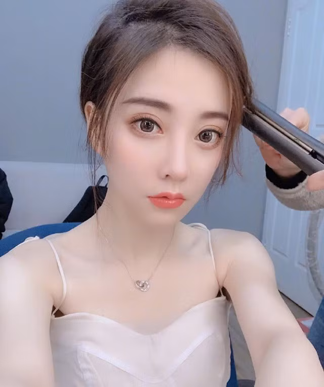  Nữ streamer toàn năng này có nick name là Feng Timo (Phùng Đề Mạc) tên thật là Phùng Á Nam, sinh ra tại Trùng Khánh, Trung Quốc. Ngoài là hot girl mạng số một, cô nàng còn được biết tới như một nữ streamer có thu nhập cao ngất ngưởng.