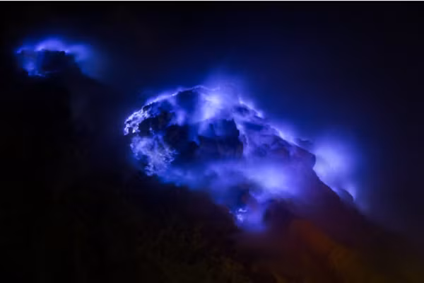 Ngọn lửa xanh kỳ ảo trên núi lửa Kawah Ljen, Java, Indonesia là hiện tượng thiên nhiên kỳ ảo xuất hiện khi khí lưu huỳnh bị đốt cháy và thoát ra từ những khe nứt tạo ra màu sáng xanh. Thông thường chúng có màu đỏ.