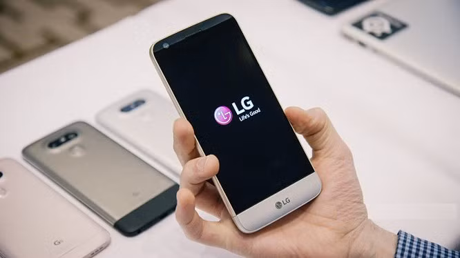 Khi gặp tình trạng smartphone vẫn khởi động lên được nhưng chỉ hiện logo, hãy bình tĩnh xử lý vì có thể điện thoại của bạn chỉ đang ỗi Bootloop (lỗi khởi động lại liên tục). Tốt nhất bạn nên tìm tới bộ phận bảo hành của nhà sản xuất để được cài đặt lại room gốc và hỗ trợ xử lý các vấn đề liên quan đến phần mềm.