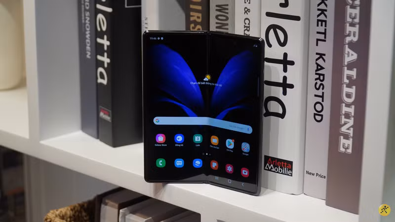 Cơ chế gập của Galaxy Z Fold 2 được Samsung phát triển xung quanh một hệ thống bản lề độc đáo, sẽ ẩn đi khi bạn mở máy ra hết cỡ. Ngoài ra cơ chế gập cũng được làm vô cùng chắc chắn, cho cảm giác đầm tay, an tâm. Đây chắc chắn là chiếc Smartphone gây ấn tượng nhất năm nay.