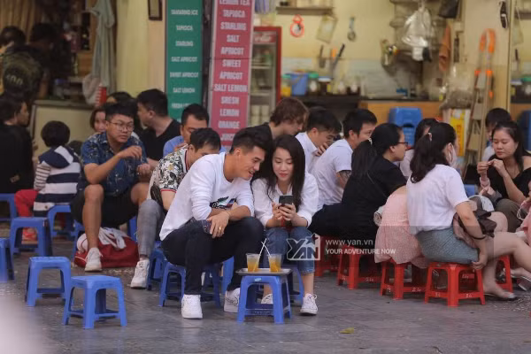 Không chỉ liên tục có những cử chỉ thân mật khi gặp gỡ ngoài đời sau nhiều lần “thả thính” công khai trên trang cá nhân, cặp đôi “trai tài gái sắc” còn được cho là có thói quen sử dụng đồ công nghệ khá tương đồng.