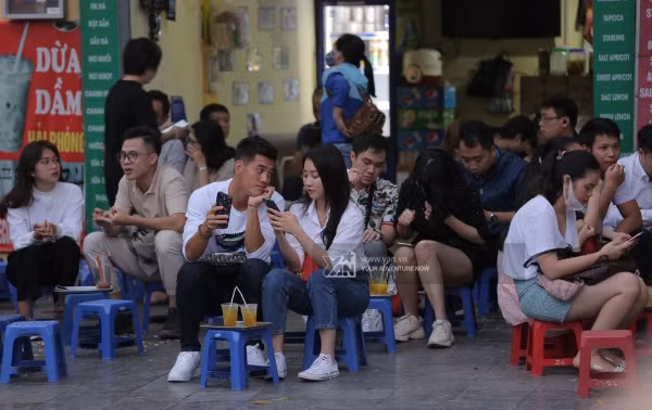Soi loạt hình ảnh được chia sẻ, có thể thấy chân sút Bình Dương đang sử dụng một chiếc iPhone 11 Pro Max, tình cờ trên tay bạn gái Tiến Linh là một chiếc điện thoại y hệt. Có vẻ như cả hai đều là những iFan chính hiệu khi trước đó Tiến Linh cũng từng được bắt gặp sử dụng nhiều sản phẩm của Apple. 