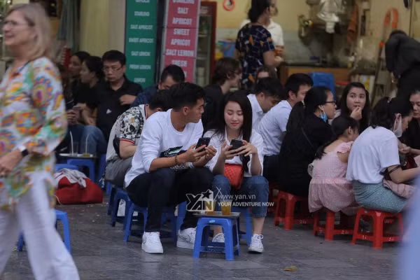 Chiều ngày 01/3, cầu thủ Nguyễn Tiến Linh bị bắt gặp hẹn hò cùng một cô gái xinh đẹp tại quán trà chanh ven đường ở Hà Nội. Ngay lập tức danh tính của bạn gái Tiến Linh – diễn viên Huỳnh Hồng Loan cùng những khoảnh khắc tình tứ của cặp đôi được người hâm mộ nhanh chóng tìm ra và lan truyền trên mạng xã hội.