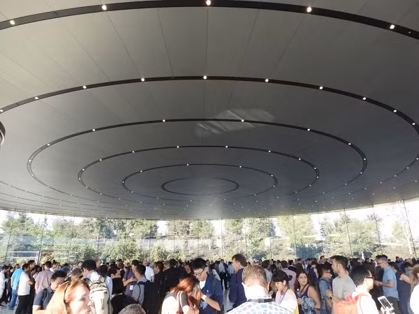 Thiết kế này của Apple có mục đích biến những người xuất hiện trong khán phòng đóng vai trò như một đối tượng hút âm thanh. Bởi vậy, không có một âm vang nào được phát ra ngoài trong sự kiện ra mắt iPhone.