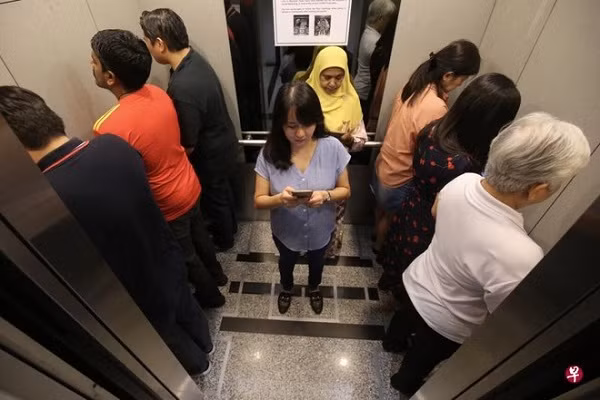 Một tòa nhà ở Singapore đưa ra hướng dẫn sử dụng thang máy cho khách ra vào mùa dịch. Theo đó, người đi chung thang máy quay mặt vào tường, tránh mặt đối mặt với những người khác để hạn chế việc tiếp xúc, nói chuyện. 
