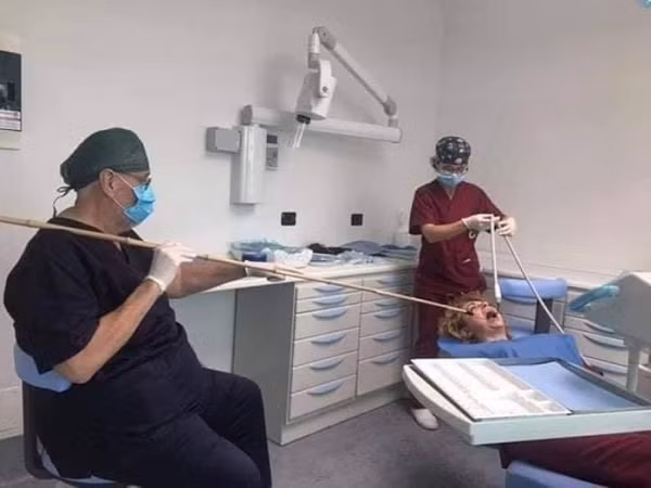 Các nha sĩ làm việc thế này liệu có hiệu quả?