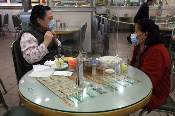 Khi ăn uống hay nói chuyện dễ có nguy cơ lây lan Covid-19, bởi vậy một số nhà hàng tại Hồng Kông khắc phục bằng cách tạo ra những tấm kính ngăn cách thế này.