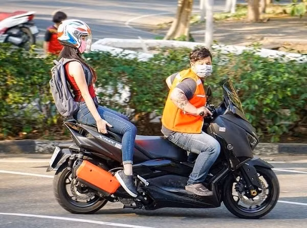 Xe ôm là một trong số những nghề phải tiếp xúc với khá nhiều hành khách và lại khó mà có thể ngừng hoạt động vì nhu cầu sử dụng cao. Và vì thế họ phải tự bảo vệ bản thân mình và khách hàng bằng cách chủ động cách xa nhau thế này.