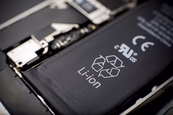  Pin smartphone sẽ không thay đổi nhiều: Các chuyên gia pin của Cnet cho biết, ít nhất là trong tương lai gần, công nghệ pin sẽ không có nhiều cải tiến khi hầu hết thiết bị di động đều sử dụng pin lithium-ion. Trong khi pin càng lớn thì càng tích hợp được nhiều công nghệ hoặc tính năng thì kích thước là một rào cản lớn đối với pin smartphone, bởi vậy những gì được cải tiến có thể chỉ là phần mềm tiết kiệm pin.