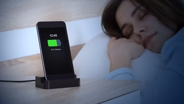  Sạc pin qua đêm không làm hỏng pin: Nhiều người lầm tưởng việc cắm sạc pin quá lâu hoặc để qua đêm có thể làm chai hoặc giảm tuổi thọ pin trên smartphone. Thực tế, hệ thống quản lý pin trên smartphone được thiết kế để ngắt nguồn điện sạc sau khi pin đạt 100%, vì vậy không cần quá lo lắng với thói quen sạc pin qua đêm.