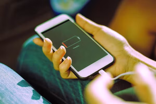  Không nên để pin cạn kiệt mới cắm sạc: Thói quen “xả pin” có thể khiến tuổi thọ pin smartphone giảm đáng kể. Thời điểm tốt nhất để cắm sạc pin điện thoại là khi dung lượng pin còn dưới 30%.